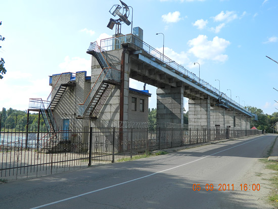 Дорога через плотину Федоровского гидроузла